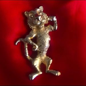 Whimsical vintage gold tone tiger pin/brooch.